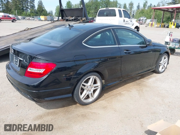 2012 Mercedes-Benz C 250 z VIN WDDGJ4HB5CF764992, wystawiony jako IAAI lot #42208031 z przebiegiem 101 533 mil mil oraz . Historia ofert i sprzedaży dostępna na DreamBid. Obrazek 4.