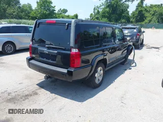 2008 Jeep Commander Sport z VIN 1J8HG48K08C132383, wystawiony jako IAAI lot #42600242 z przebiegiem 167 206 mil mil oraz . Historia ofert i sprzedaży dostępna na DreamBid. Obrazek 4.
