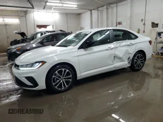 2025 Volkswagen Jetta Sport z VIN 3VWBX7BU5SM044702, wystawiony jako Copart lot #59995675 z przebiegiem 11 652 mil mil oraz Czysty tytuł • Clean title. Historia ofert i sprzedaży dostępna na DreamBid. Obrazek 1.