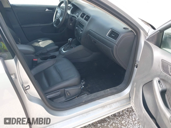 2014 Volkswagen Jetta SE z VIN 3VWD17AJ3EM246296, wystawiony jako IAAI lot #42163106 z przebiegiem 157 853 mil mil oraz . Historia ofert i sprzedaży dostępna na DreamBid. Obrazek 5.