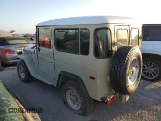 1977 Toyota Land Cruiser z VIN FJ40251338, wystawiony jako Copart lot #74954094 z przebiegiem 83 230 mil mil oraz Szkoda całkowita • Salvage title. Historia ofert i sprzedaży dostępna na DreamBid. Obrazek 2.