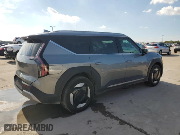 2024 Kia EV9 Wind z VIN KNDAFFS52R6030609, wystawiony jako Copart lot #72476804 z przebiegiem 8218 mil mil oraz Szkody całkowita. Historia ofert i sprzedaży dostępna na DreamBid. Obrazek 3.