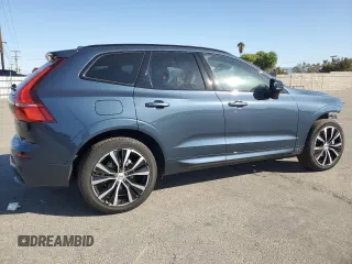 2023 Volvo XC60 Plus Dark Theme z VIN YV4L12RW5P1368043, wystawiony jako Copart lot #49737455 z przebiegiem 11 627 mil mil oraz Szkoda całkowita • Salvage title. Historia ofert i sprzedaży dostępna na DreamBid. Obrazek 3.