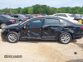2017 Volkswagen Passat S z VIN 1VWAT7A31HC046232, wystawiony jako IAAI lot #42168299 z przebiegiem 88 658 mil mil oraz . Historia ofert i sprzedaży dostępna na DreamBid. Obrazek 14.