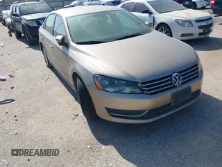 2015 Volkswagen Passat Wolfsburg Edition z VIN 1VWAT7A33FC084526, wystawiony jako IAAI lot #42191378 z przebiegiem 193 142 mil mil oraz . Historia ofert i sprzedaży dostępna na DreamBid. Obrazek 1.