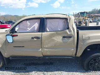 2020 Toyota Tacoma SR5 z VIN 3TMCZ5AN1LM300447, wystawiony jako IAAI lot #41961434 z przebiegiem 42 090 mil mil oraz . Historia ofert i sprzedaży dostępna na DreamBid. Obrazek 14.