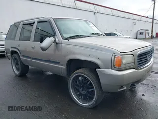 1999 Cadillac Escalade z VIN 1GYEK13R4XR410963, wystawiony jako IAAI lot #40599113 z przebiegiem 191 751 mil mil oraz . Historia ofert i sprzedaży dostępna na DreamBid. Obrazek 1.