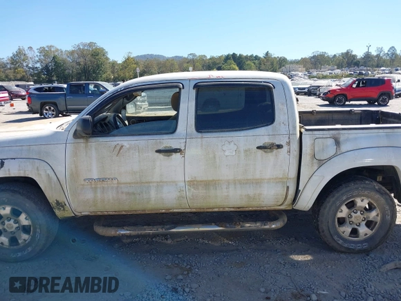 2006 Toyota Tacoma z VIN 3TMLU42N26M004719, wystawiony jako IAAI lot #40569250 z przebiegiem Nie podano mil oraz . Historia ofert i sprzedaży dostępna na DreamBid. Obrazek 14.