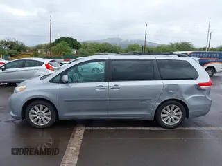 2012 Toyota Sienna XLE AAS z VIN 5TDYK3DC1CS192310, wystawiony jako IAAI lot #41379303 z przebiegiem 119 524 mil mil oraz . Historia ofert i sprzedaży dostępna na DreamBid. Obrazek 14.