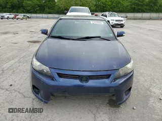 2013 Scion tC z VIN JTKJF5C76D3049435, wystawiony jako Copart lot #57429355 z przebiegiem 137 913 mil mil oraz Tytuł czysty. Historia ofert i sprzedaży dostępna na DreamBid. Obrazek 5.