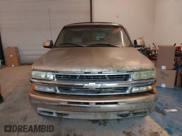 2000 Chevrolet Suburban LT with VIN 3GNFK16T0YG117085, listed as a IAAI auction lot 41982114 with 480,627 mi miles. Bid and sale history available at carsss.com. Image 6.