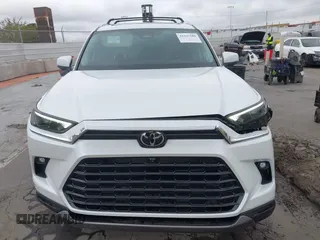 2024 Toyota Highlander XLE z VIN 5TDAAAB50RS068275, wystawiony jako IAAI lot #42437588 z przebiegiem 5 878 mil mil oraz . Historia ofert i sprzedaży dostępna na DreamBid. Obrazek 12.