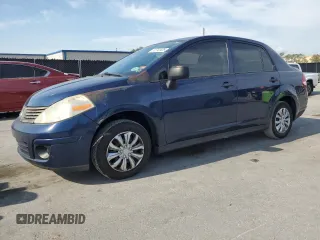 2009 Nissan Versa 1.6 z VIN 3N1CC11E49L476159, wystawiony jako Copart lot #53792025 z przebiegiem 242 459 mil mil oraz Szkody całkowita. Historia ofert i sprzedaży dostępna na DreamBid. Obrazek 1.