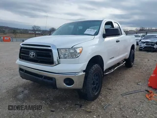 2013 Toyota Tundra z VIN 5TFRM5F19DX064236, wystawiony jako IAAI lot #41701170 z przebiegiem 147 312 mil mil oraz . Historia ofert i sprzedaży dostępna na DreamBid. Obrazek 2.