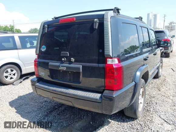 2010 Jeep Commander Sport z VIN 1J4RG4GK0AC157281, wystawiony jako IAAI lot #42581215 z przebiegiem 202 014 mil mil oraz . Historia ofert i sprzedaży dostępna na DreamBid. Obrazek 4.