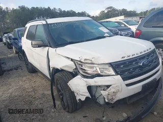 2018 Ford Explorer XLT z VIN 1FM5K7D8XJGA24951, wystawiony jako IAAI lot #41920738 z przebiegiem 142 095 mil mil oraz . Historia ofert i sprzedaży dostępna na DreamBid. Obrazek 1.