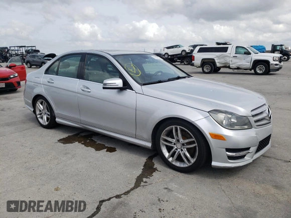 2013 Mercedes-Benz C 250 Sport z VIN WDDGF4HB9DR263699, wystawiony jako Copart lot #51379384 z przebiegiem 123 016 mil mil oraz Szkoda całkowita • Salvage title. Historia ofert i sprzedaży dostępna na DreamBid. Obrazek 4.