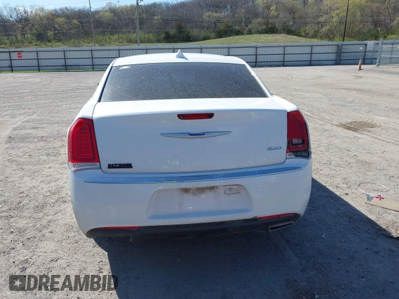 2018 Chrysler 300 Touring L z VIN 2C3CCAAG8JH338608, wystawiony jako IAAI lot #42045663 z przebiegiem 220 813 mil mil oraz . Historia ofert i sprzedaży dostępna na DreamBid. Obrazek 16.