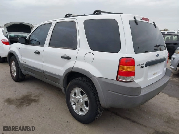 2001 Ford Escape XLT with VIN 1FMYU03121KB61138, listed as a IAAI auction lot 42044869 with 164,698 mi miles. Bid and sale history available at carsss.com. Image 3.