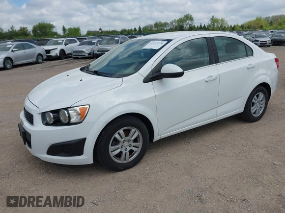 2015 Chevrolet Sonic LT z VIN 1G1JC5SH9F4112916, wystawiony jako IAAI lot #42265726 z przebiegiem 116 452 mil mil oraz . Historia ofert i sprzedaży dostępna na DreamBid. Obrazek 2.