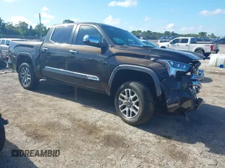 2024 Toyota Tundra 1794 Edition z VIN 5TFMC5DBXRX043668, wystawiony jako IAAI lot #42567310 z przebiegiem 18 532 mil mil oraz . Historia ofert i sprzedaży dostępna na DreamBid. Obrazek 1.