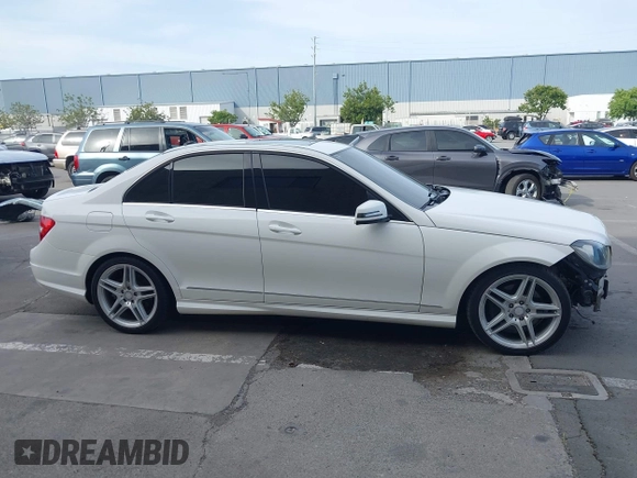 2013 Mercedes-Benz C 300 Sport z VIN WDDGF8AB0DA779904, wystawiony jako IAAI lot #42278212 z przebiegiem 156 354 mil mil oraz . Historia ofert i sprzedaży dostępna na DreamBid. Obrazek 14.