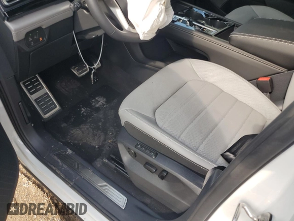 2024 Volkswagen Atlas SEL R-Line with VIN 1V2AE2CA8RC260355, listed as a Copart auction lot 53804085 with 1,951 mi miles and Salvage title. Bid and sale history available at DreamBid. Image 7.