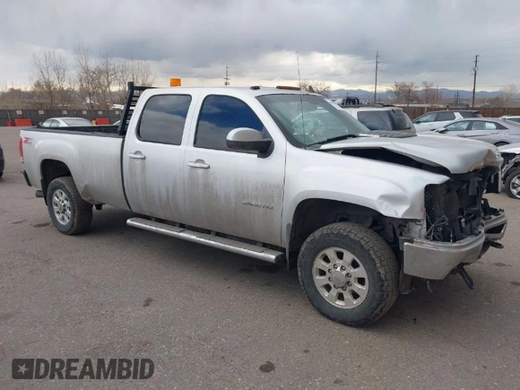 2013 GMC Sierra 2500HD SLT z VIN 1GT121C83DF202114, wystawiony jako IAAI lot #41669669 z przebiegiem 179 676 mil mil oraz . Historia ofert i sprzedaży dostępna na DreamBid. Obrazek 1.