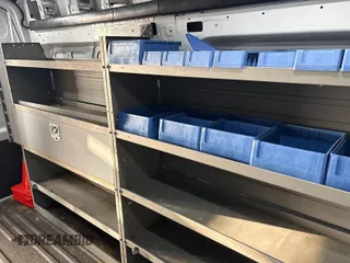 2023 Ford Transit Cargo z VIN 1FTBR1X85PKA75596, wystawiony jako IAAI lot #42742859 z przebiegiem 45 875 mil mil oraz . Historia ofert i sprzedaży dostępna na DreamBid. Obrazek 6.