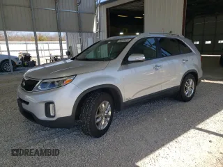 2015 Kia Sorento LX z VIN 5XYKTCA6XFG561409, wystawiony jako Copart lot #48576875 z przebiegiem 188 326 mil mil oraz Szkoda całkowita • Salvage title. Historia ofert i sprzedaży dostępna na DreamBid. Obrazek 1.