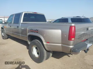 2000 Chevrolet Silverado 3500 z VIN 1GCHK33J0YF437640, wystawiony jako IAAI lot #41796214 z przebiegiem 139 411 mil mil oraz . Historia ofert i sprzedaży dostępna na DreamBid. Obrazek 3.