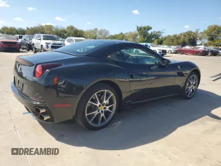 2010 Ferrari California z VIN ZFF65LJA9A0174625, wystawiony jako Copart lot #77766884 z przebiegiem 28 829 mil mil oraz Szkody całkowita. Historia ofert i sprzedaży dostępna na DreamBid. Obrazek 3.