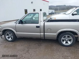2000 Chevrolet S-10 LS with VIN 1GCCS14W2Y8168652, listed as a IAAI auction lot 41515733 with 263,672 mi miles. Bid and sale history available at carsss.com. Image 15.