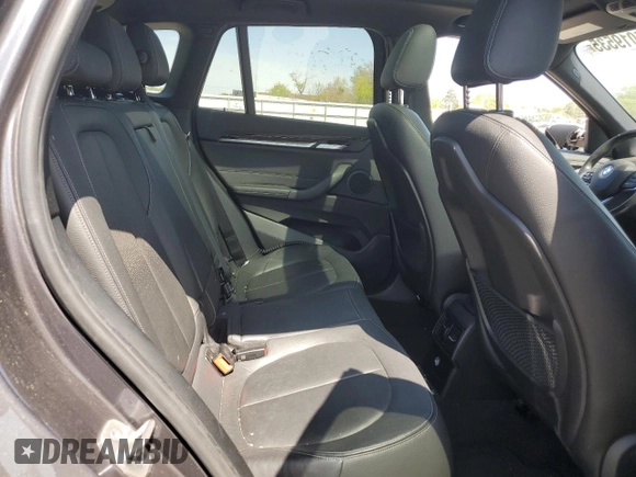 2017 BMW X1 xDrive28i z VIN WBXHT3Z37H4A54544, wystawiony jako Copart lot #55019535 z przebiegiem 76 822 mil mil oraz Szkoda całkowita • Salvage title. Historia ofert i sprzedaży dostępna na DreamBid. Obrazek 10.