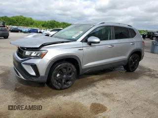2024 Volkswagen Taos SE z VIN 3VVEX7B25RM010172, wystawiony jako Copart lot #55114505 z przebiegiem 21 439 mil mil oraz Szkoda całkowita • Salvage title. Historia ofert i sprzedaży dostępna na DreamBid. Obrazek 1.