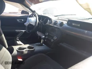 2021 Ford Mustang GT z VIN 1FA6P8CF5M5155372, wystawiony jako IAAI lot #41593975 z przebiegiem 52 168 mil mil oraz . Historia ofert i sprzedaży dostępna na DreamBid. Obrazek 5.