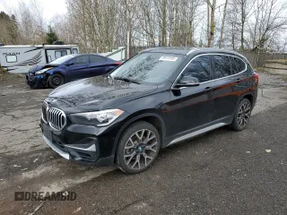 2021 BMW X1 sDrive28i z VIN WBXJG7C08M5S11303, wystawiony jako Copart lot #49510165 z przebiegiem 43 566 mil mil oraz Szkody całkowita. Historia ofert i sprzedaży dostępna na DreamBid. Obrazek 1.