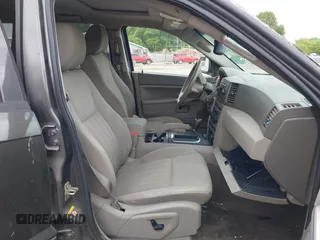 2005 Jeep Grand Cherokee Laredo z VIN 1J8GR48KX5C598646, wystawiony jako IAAI lot #42253900 z przebiegiem 197 848 mil mil oraz . Historia ofert i sprzedaży dostępna na DreamBid. Obrazek 5.