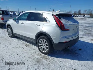 2019 Cadillac XT4 FWD Luxury z VIN 1GYAZAR4XKF170642, wystawiony jako IAAI lot #41585684 z przebiegiem 74 512 mil mil oraz . Historia ofert i sprzedaży dostępna na DreamBid. Obrazek 3.
