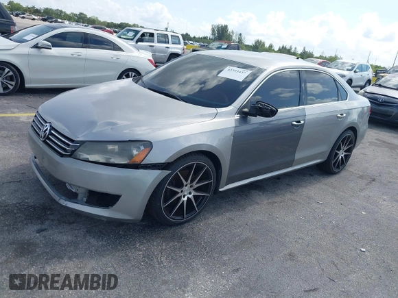 2012 Volkswagen Passat SE z VIN 1VWBH7A3XCC069006, wystawiony jako IAAI lot #42393437 z przebiegiem 157 039 mil mil oraz . Historia ofert i sprzedaży dostępna na DreamBid. Obrazek 2.