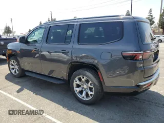 2022 Jeep Wagoneer Series II z VIN 1C4SJUBT3NS165413, wystawiony jako Copart lot #55669825 z przebiegiem 12 693 mil mil oraz Szkoda całkowita • Salvage title. Historia ofert i sprzedaży dostępna na DreamBid. Obrazek 2.