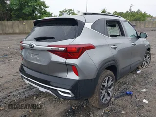 2021 Kia Seltos EX z VIN KNDERCAAXM7152773, wystawiony jako IAAI lot #42358182 z przebiegiem 49 120 mil mil oraz . Historia ofert i sprzedaży dostępna na DreamBid. Obrazek 4.