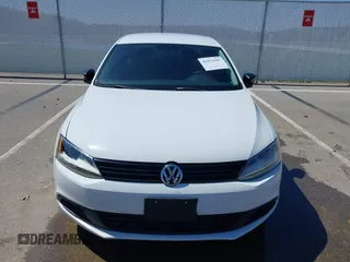 2014 Volkswagen Jetta S z VIN 3VW2K7AJ4EM415553, wystawiony jako IAAI lot #41971067 z przebiegiem 143 235 mil mil oraz . Historia ofert i sprzedaży dostępna na DreamBid. Obrazek 6.