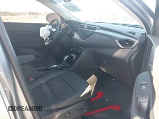 2023 Buick Encore GX Essence z VIN KL4MMFSL5PB124516, wystawiony jako IAAI lot #41293629 z przebiegiem 7 412 mil mil oraz . Historia ofert i sprzedaży dostępna na DreamBid. Obrazek 5.