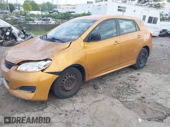 2009 Toyota Matrix z VIN 2T1KU40E29C012878, wystawiony jako IAAI lot #42177978 z przebiegiem 119 897 mil mil oraz . Historia ofert i sprzedaży dostępna na DreamBid. Obrazek 2.