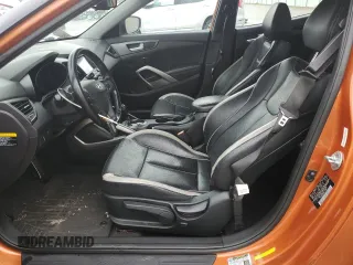 2015 Hyundai Veloster Turbo z VIN KMHTC6AE4FU232986, wystawiony jako Copart lot #55335565 z przebiegiem 127 466 mil mil oraz Szkody całkowita. Historia ofert i sprzedaży dostępna na DreamBid. Obrazek 7.
