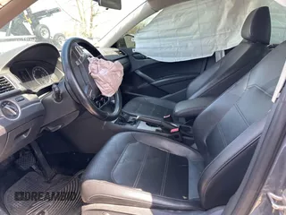 2015 Volkswagen Passat SE z VIN 1VWBV7A38FC025826, wystawiony jako IAAI lot #42108113 z przebiegiem 139 459 mil mil oraz . Historia ofert i sprzedaży dostępna na DreamBid. Obrazek 5.