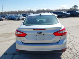 2013 Ford Focus SE z VIN 1FADP3F23DL306241, wystawiony jako IAAI lot #41980497 z przebiegiem 63 313 mil mil oraz . Historia ofert i sprzedaży dostępna na DreamBid. Obrazek 17.