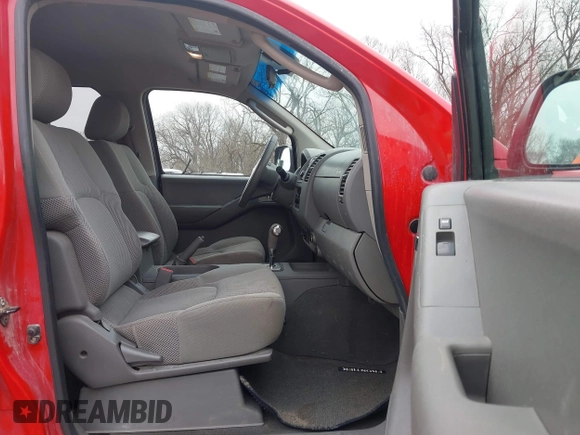 2006 Nissan Frontier SE z VIN 1N6AD07W96C455744, wystawiony jako IAAI lot #41728920 z przebiegiem 176 107 mil mil oraz . Historia ofert i sprzedaży dostępna na DreamBid. Obrazek 5.