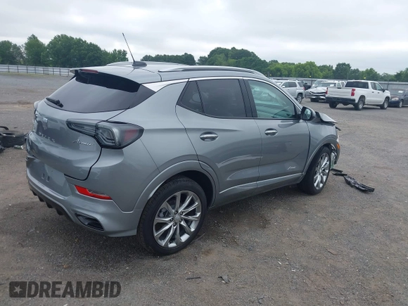 2024 Buick Encore GX Avenir z VIN KL4AMFSL7RB021362, wystawiony jako IAAI lot #42484717 z przebiegiem 5 640 mil mil oraz . Historia ofert i sprzedaży dostępna na DreamBid. Obrazek 4.